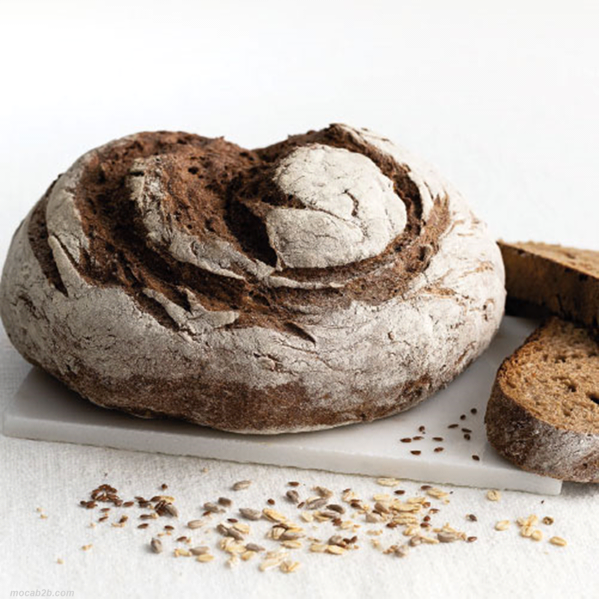 Semilavorato al 100% per ottenere un gustosissimo pane nero. Senza emulsionanti chimici. 