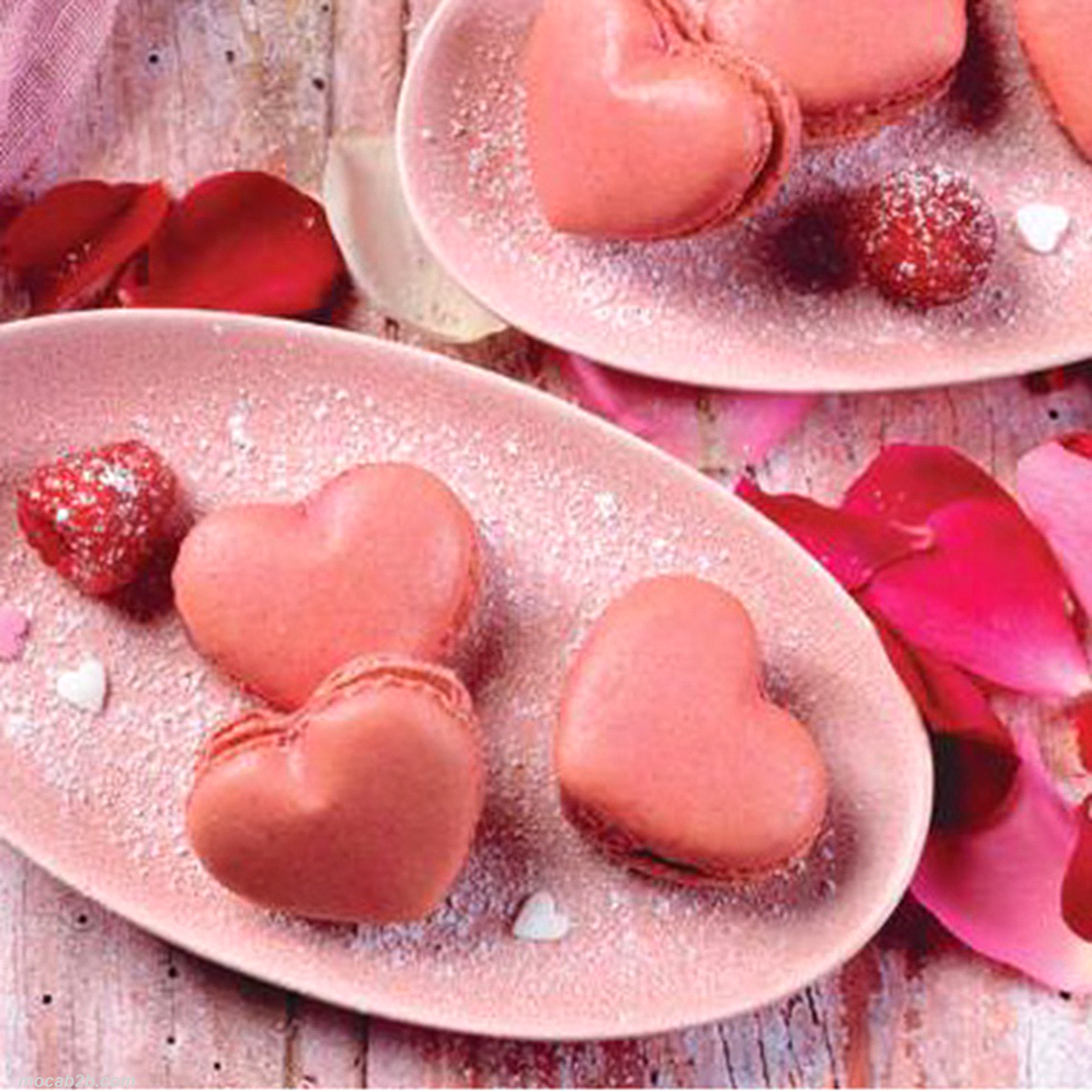 Macarons congelati a forma di cuore farciti lampone. 8 blister da 12 pezzi. Peso 15 gr. Dimensione: 43 mm. 