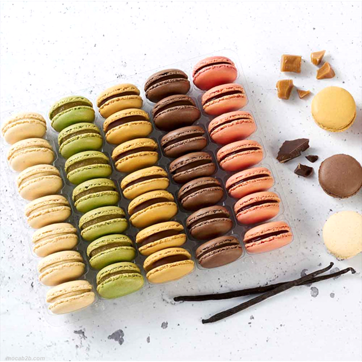 2 blister da 35 pz di macarons congelati farciti: 7 alla mandorla, 7 al limone, 7 al pistacchio, 7 al lampone e 7 al cioccolato. 