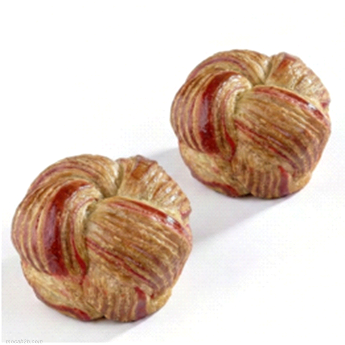 Croissant intrecciato bicolore rosso, realizzato a mano. Tipico dei paesi nordici 