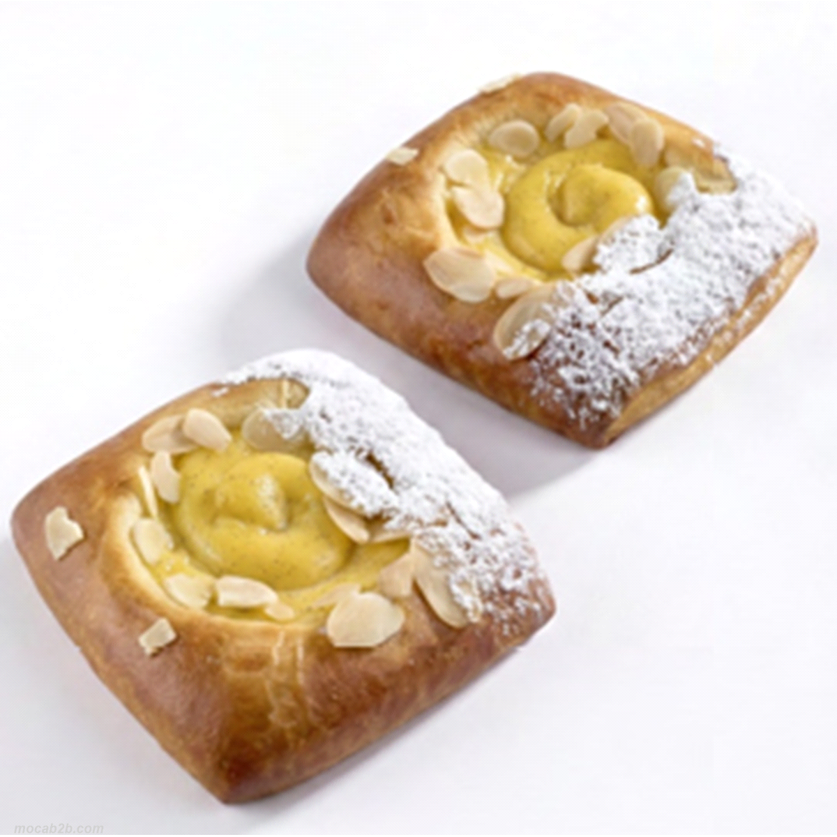Bun di soffice impasto brioche farcito con crema pasticcera alla vaniglia e decorato con mandorle a lamelle. 