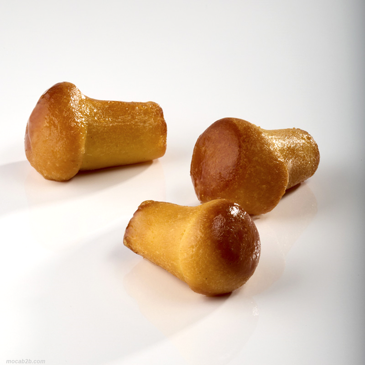 Babà dal morbido impasto immerso in uno sciroppo al rum. 