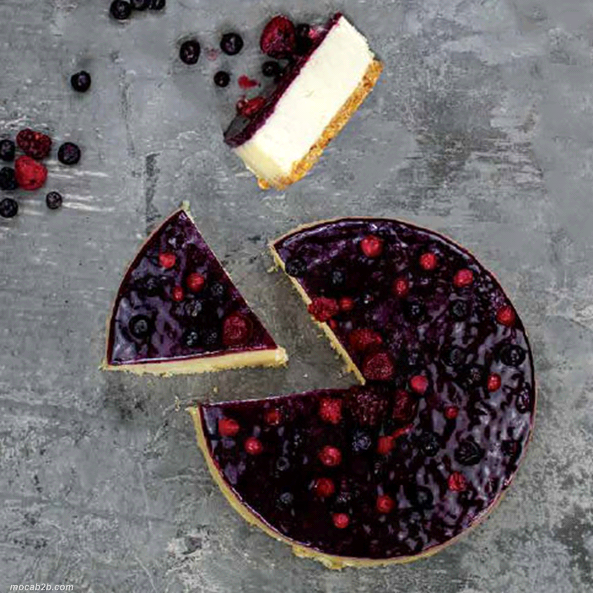 Classica torta cheesecake ai frutti di bosco. 