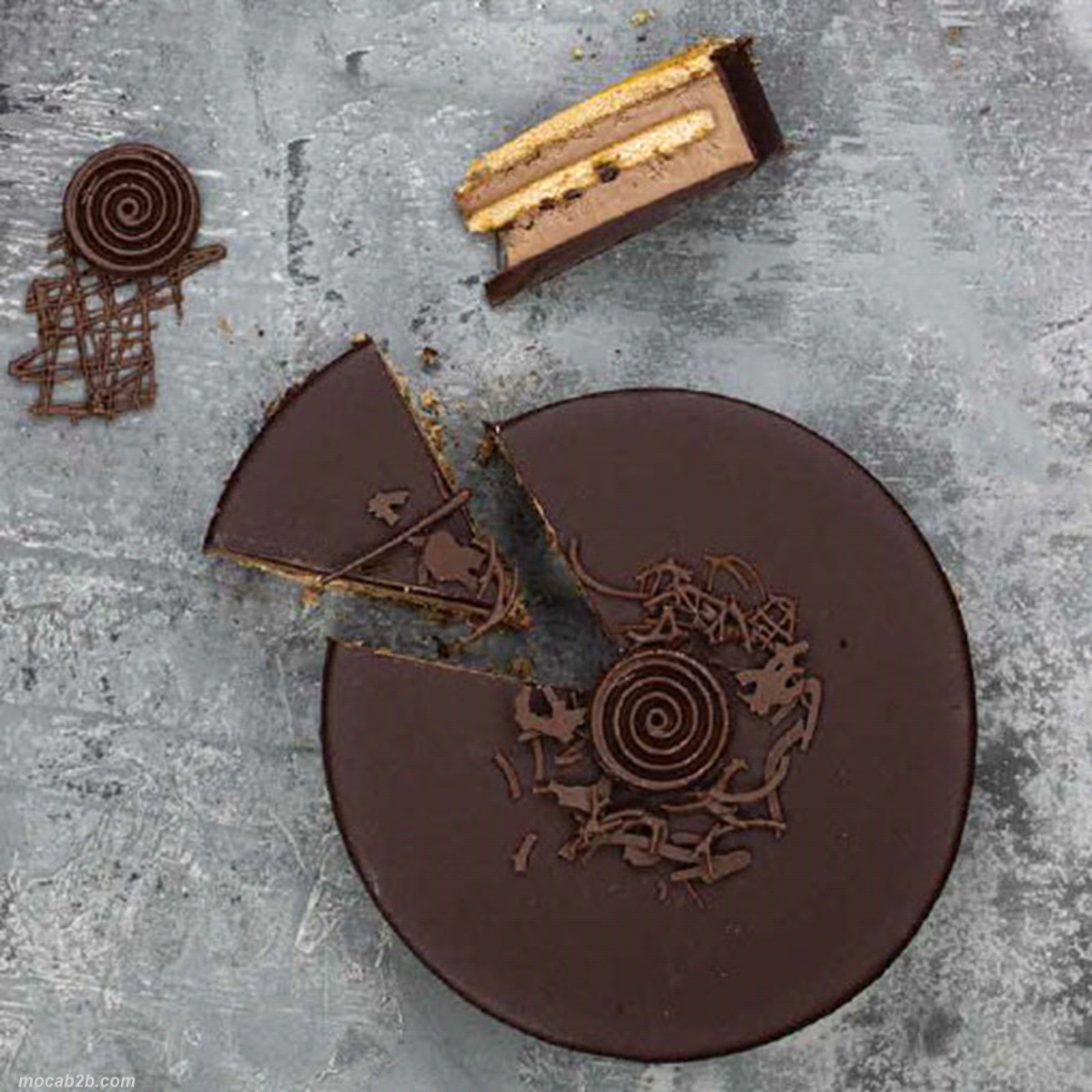 Torta al cioccolato. Mousse irresistibilmente di cioccolato fondente e caramello, arrichito con pezzetti di
cioccolato su pan di spagna. 