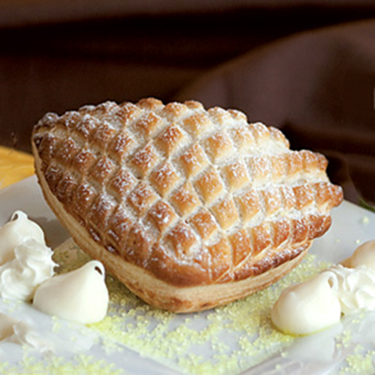 Sfoglia farcita con una crema al latte e panna. Cottura: 18