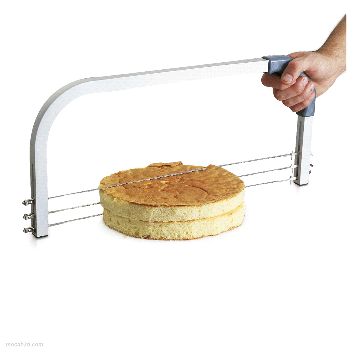 Lira in acciaio inox, con comodo manico in plastica, per tagliare il pan di spagna. Dispone di 3 lame con altezza variabile: da 10 a 90 mm. 