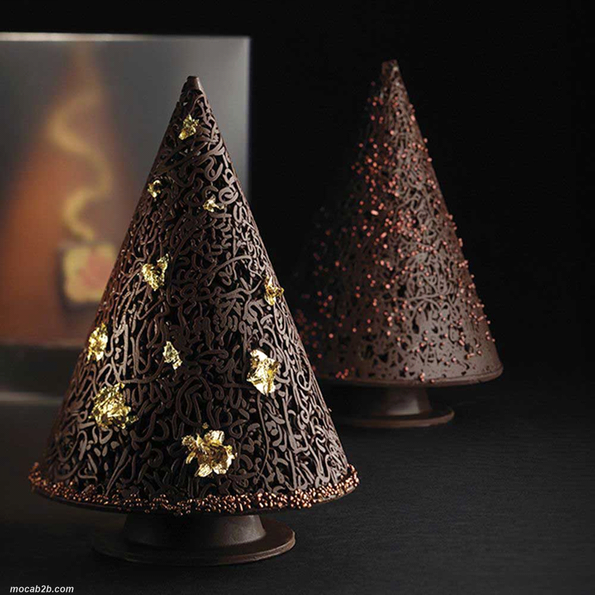 Stampo termoformato per realizzare un soggetto a forma di albero a cono di cioccolato. Dim: Ø 140 x h 210 mm. 
Peso: 350 g. 