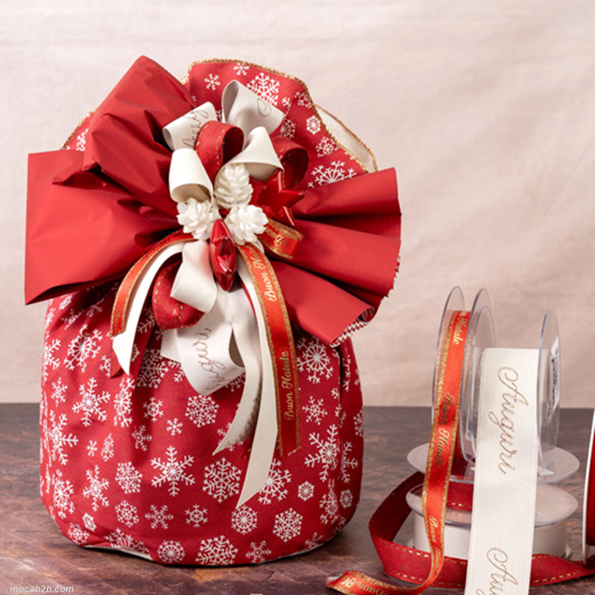 Sacco porta panettone da 1 kg rosso con fiocchi di neve bianchi e profilo dorato 