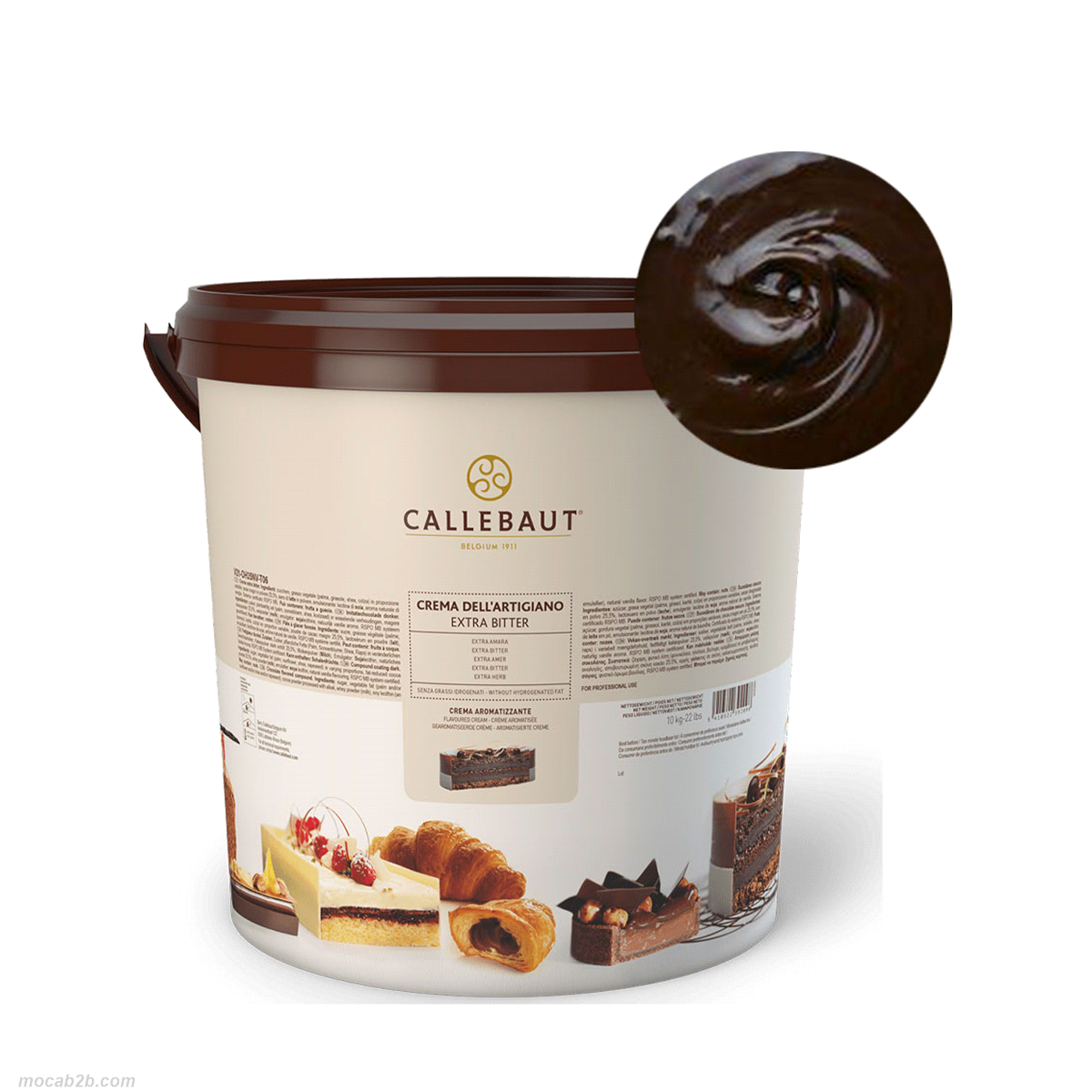 La crema Extra Bitter Crème firmata L’Artigiano Barry Callebaut è una farcitura pronta all’uso, dal profilo aromatico deciso e raffinato, con un alto tenore di cacao. Realizzata con cioccolato fondente 60%, regala una texture vellutata e cremosa, perfetta per la farcitura di croissant, lievitati, torte, monoporzioni, tartellette e vasetti.
Stabile alla cottura e alla surgelazione, è ideale anche per applicazioni in post-forno e per una spalmabilità impeccabile. Un prodotto versatile pensato per esaltare ogni creazione con la forza autentica del cacao. 