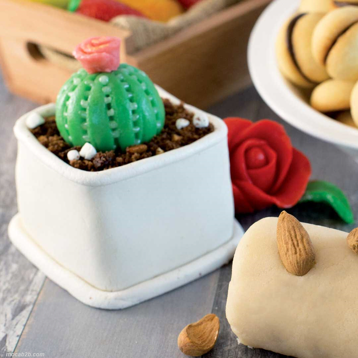 Marzapane da modellare per lavorazioni a crudo. Con il 35% mandorle. 
Per modellaggio di animaletti e frutta di marzapane. Per pralineria e come farcitura di noci, datteri, ecc. Per copertura di torte e dolci tipici. 