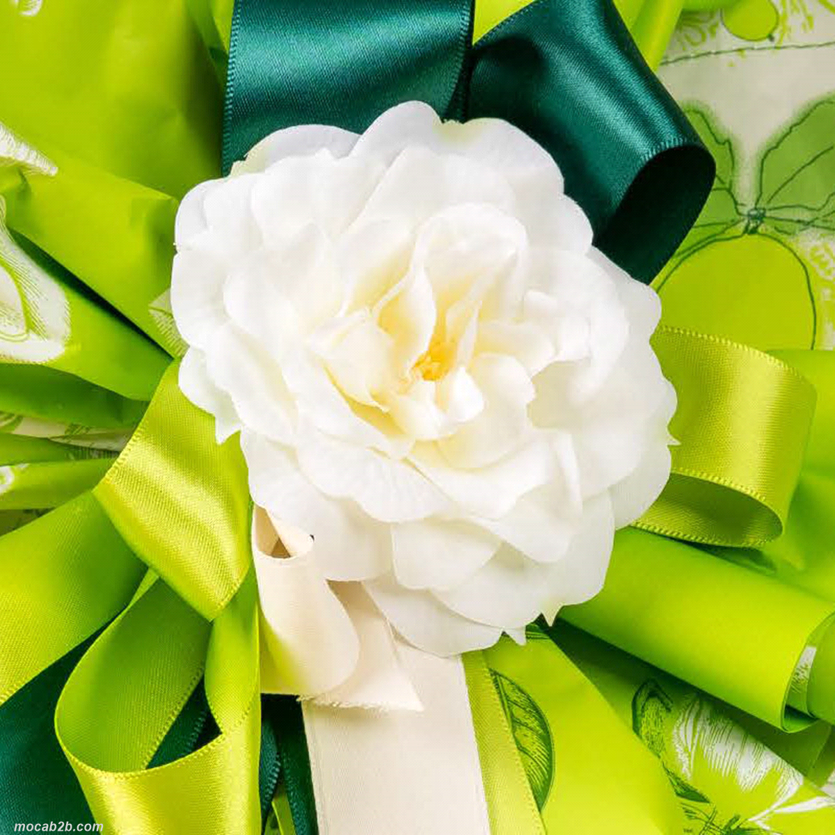 Ramo con 6 rose inglesi di colore bianco h. 69cm. 