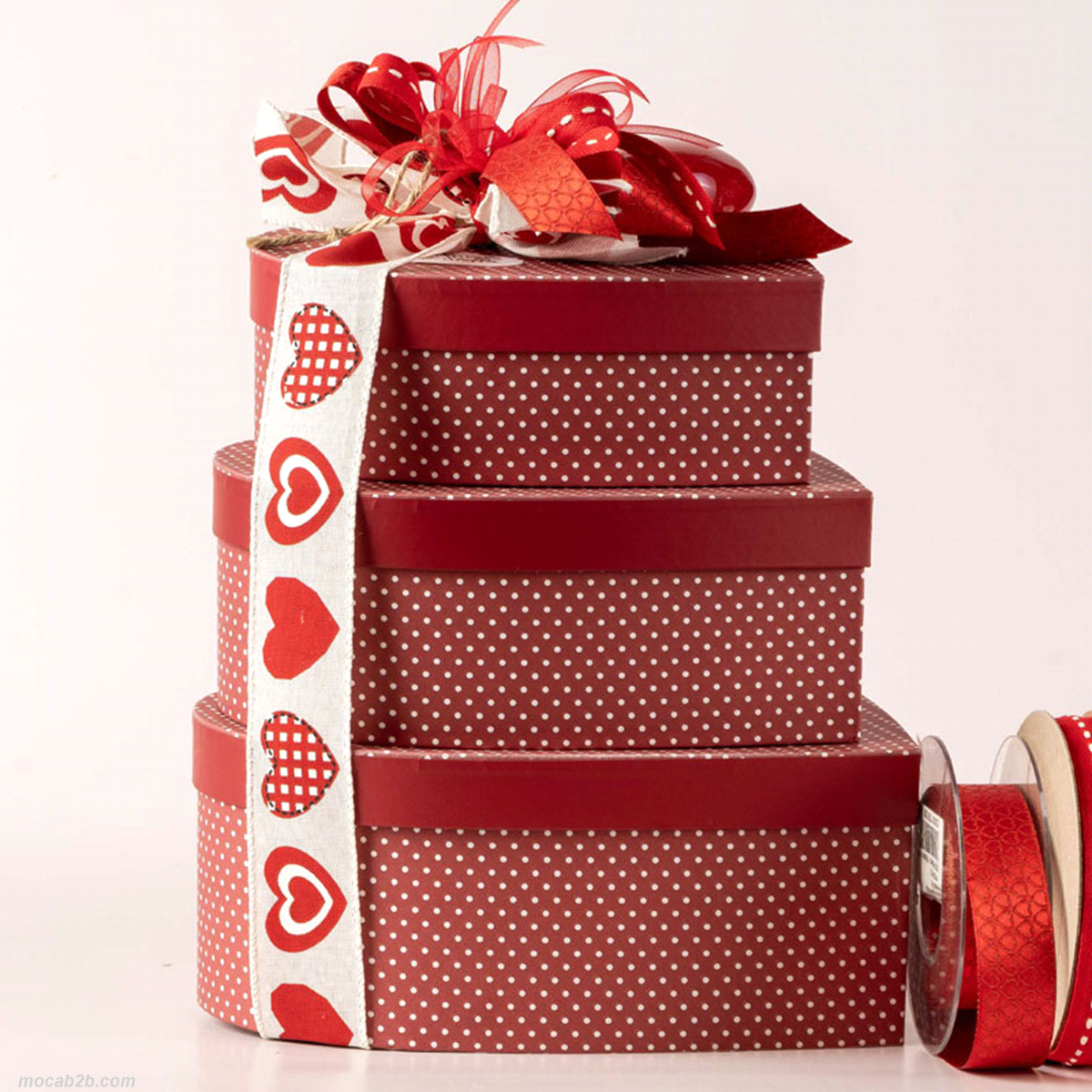 Scatole regalo cuore bordeaux a pois bianchi set da 3 pezzi. Misure: 24x22/21x20/19x17,5cm. 