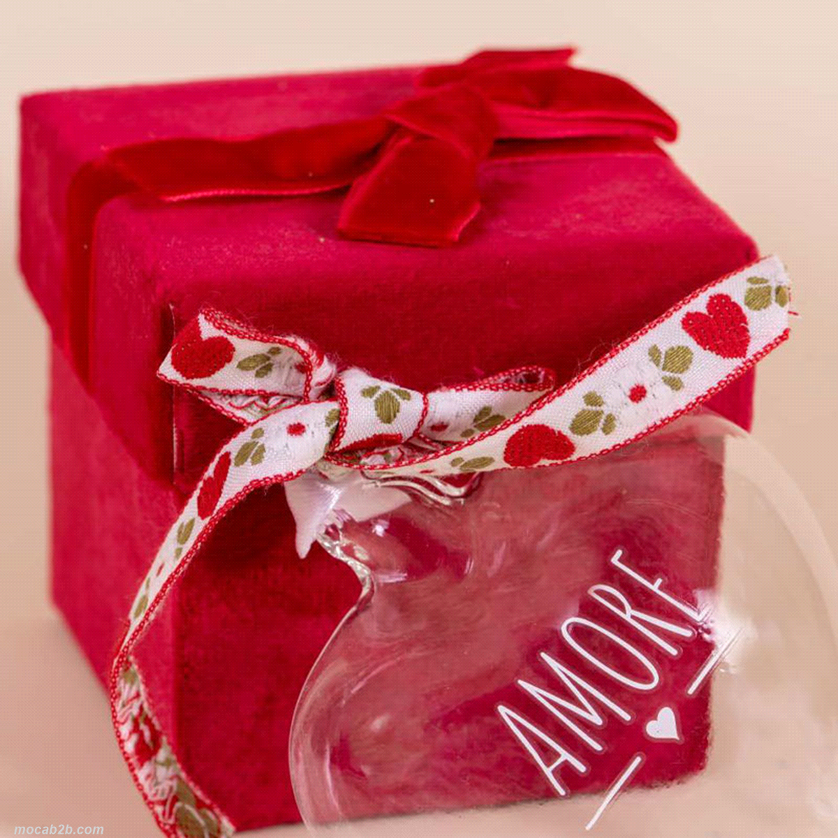 Scatole velluto rosso con fiocco per 6 pezzi. Dimensioni: 8x8x8cm. 