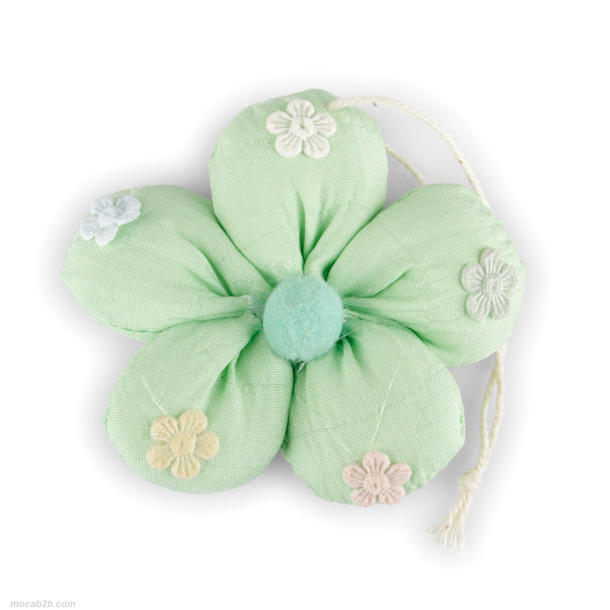 Fiorellini verdi in stoffa da appendere. Dimensioni: 5,8x5,7cm. 