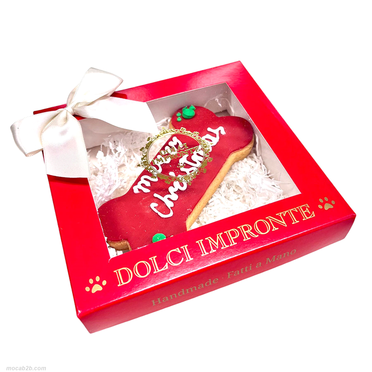Scatola rossa in cartoncino con fiocco con b iscotto in pasta frolla a forma di osso. Fatto e decorato a mano. 