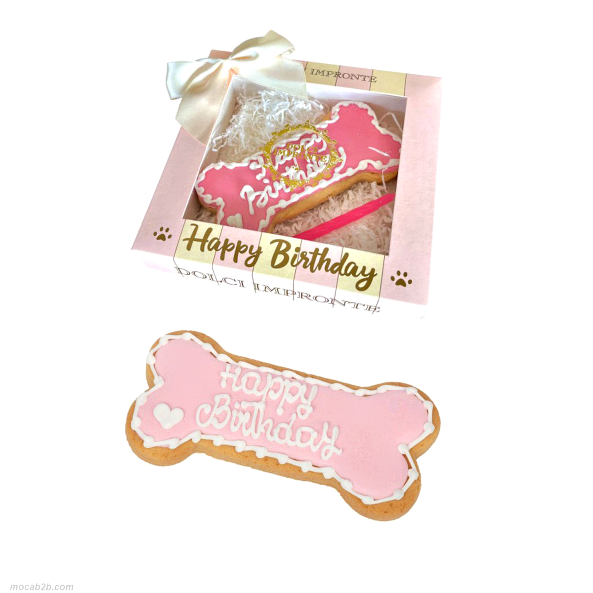 Biscotto in delicata pasta frolla,  decorato a mano in colore rosa con scritta Happy Birthday e candelina.  Confezionato in scatola di cartone rosa con fiocco. 