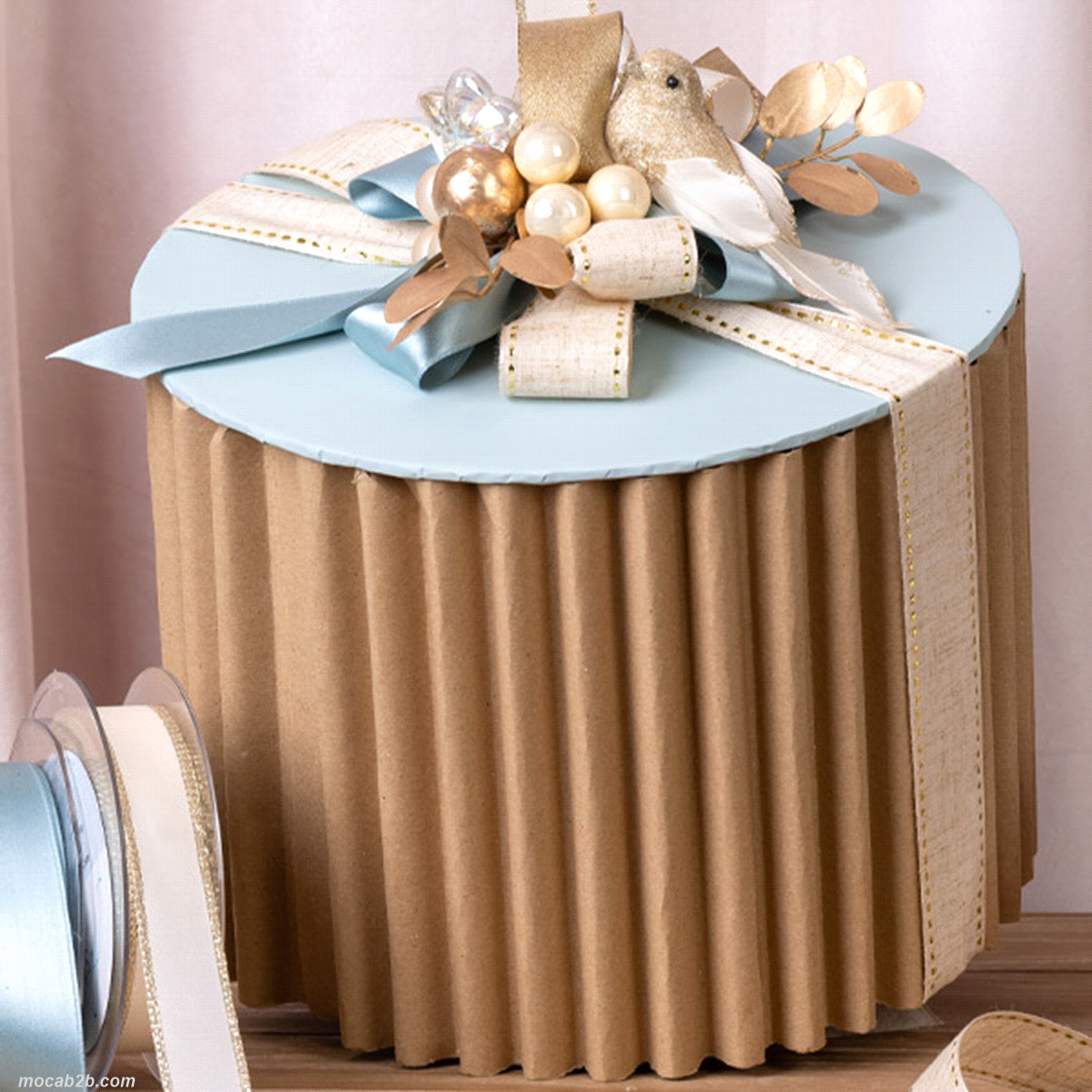 Kit composto da: fascia perimetrale onda, ripiano tonda di fondo in cartone, striscia adesiva per giunzione fascia e coperchio in cartone. 