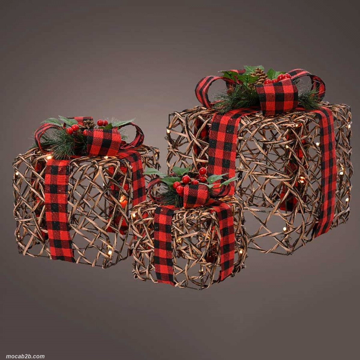 Pacchi regalo marrone in rattan con fiocco scozzese a led bianco caldo da interno. Misure: 25x25 h.30cm. 