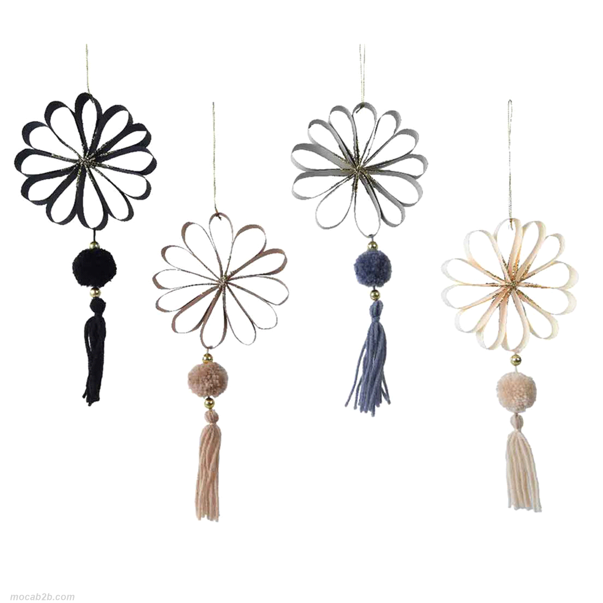 Pompom in 4 colori assortiti da appendere. Misure: 2x12h.29cm. 