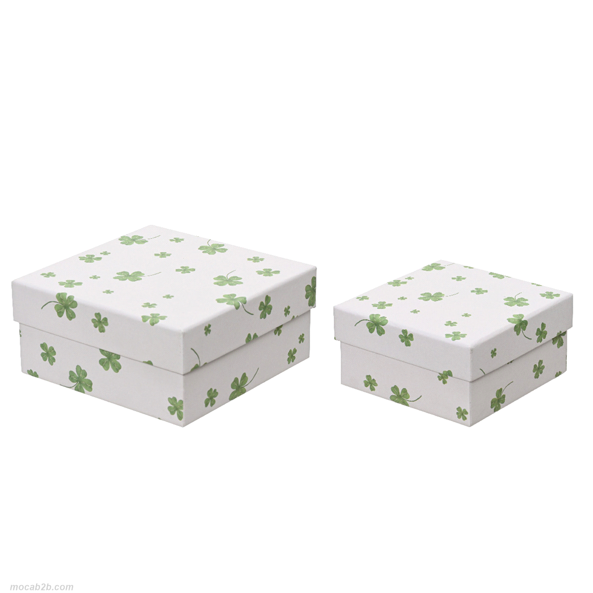 Set da tre scatole bianche con quadrifoglio di cartone. Dimensioni: 17x17h.8/13x13h.6/10x10h.5cm. 