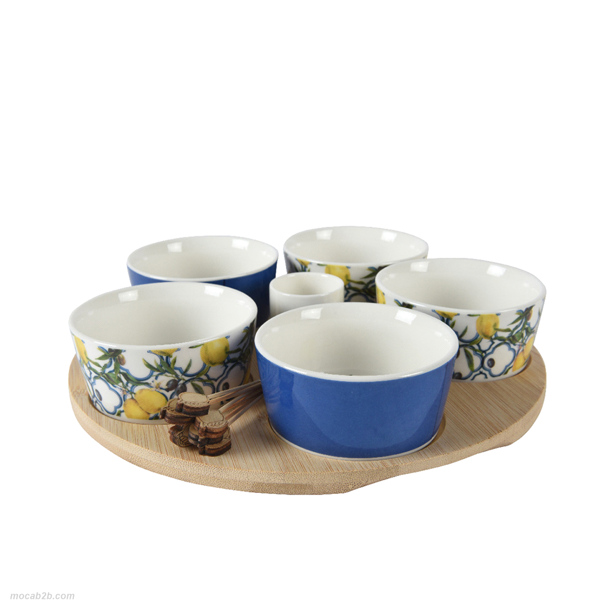Set tapas in porcellana con decoro limoni e vassoio in bamboo comnposto da 6 pezzi e bastoncini. Dimensioni: 24x24 h. 5. 