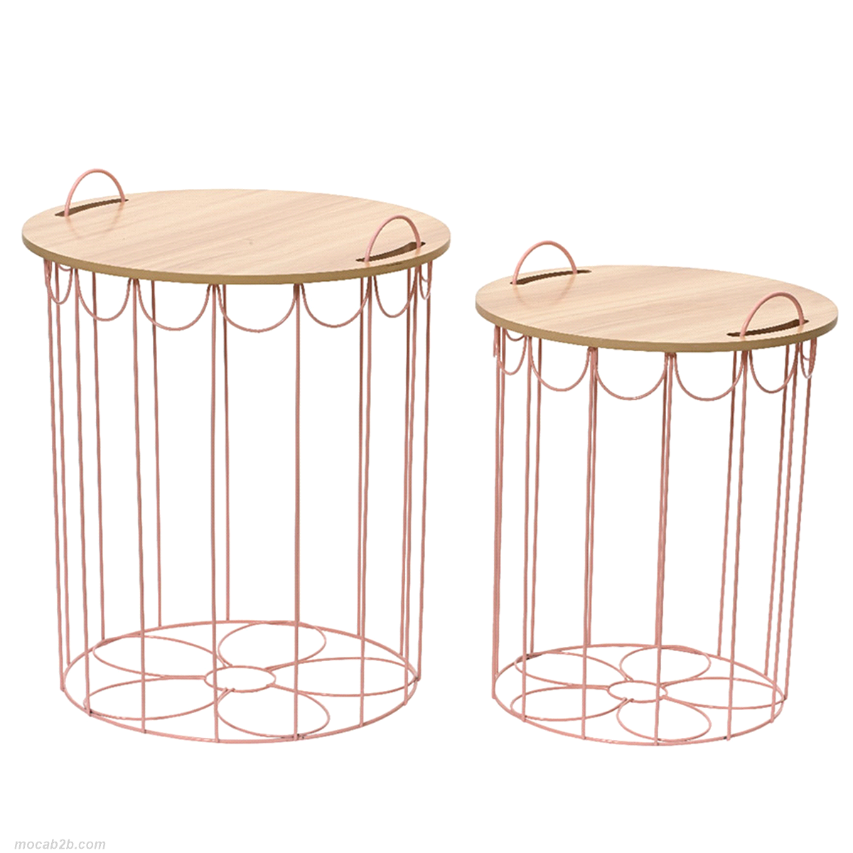 Set due cesti in ferro rosa con base superiore in legno naturale e con manici. Dimensioni: diametro 40 h. 48,5 / diametro 40 h. 39cm. 
