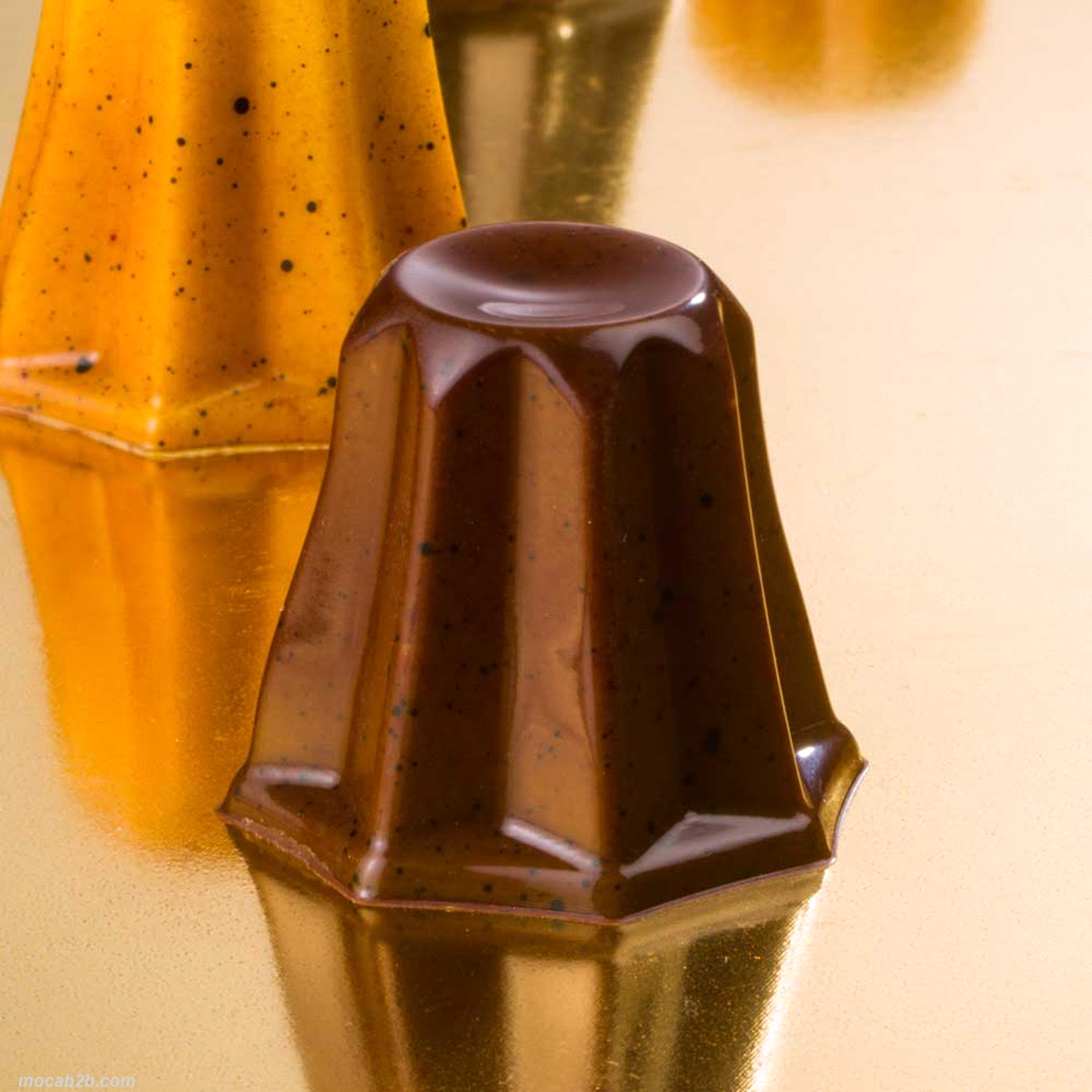 Stampo in policarbonato per praline a forma di pandoro. 