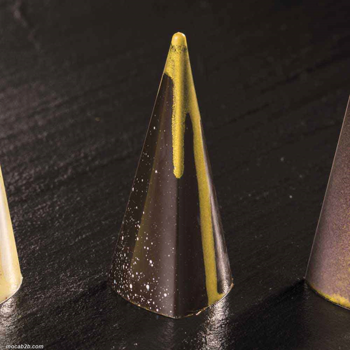 Stampo triangolare in policarbonato per praline Pyramid.
Originali forme geometriche per praline piramidali di grande effetto. 