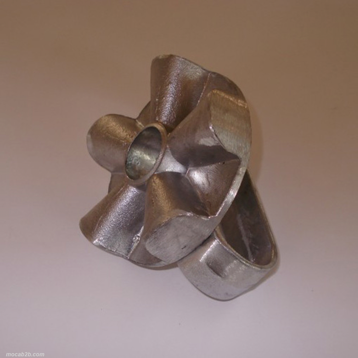 Stampo per pane in alluminio, resistente e leggero. Dotato di manico per una migliore presa. Idoneo al contatto con gli alimenti. 