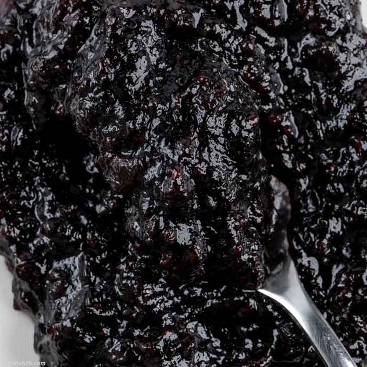 Confettura artigianale con il 45% di frutta, presenza di frutti in pezzi. Ideale per farciture e cottura. 