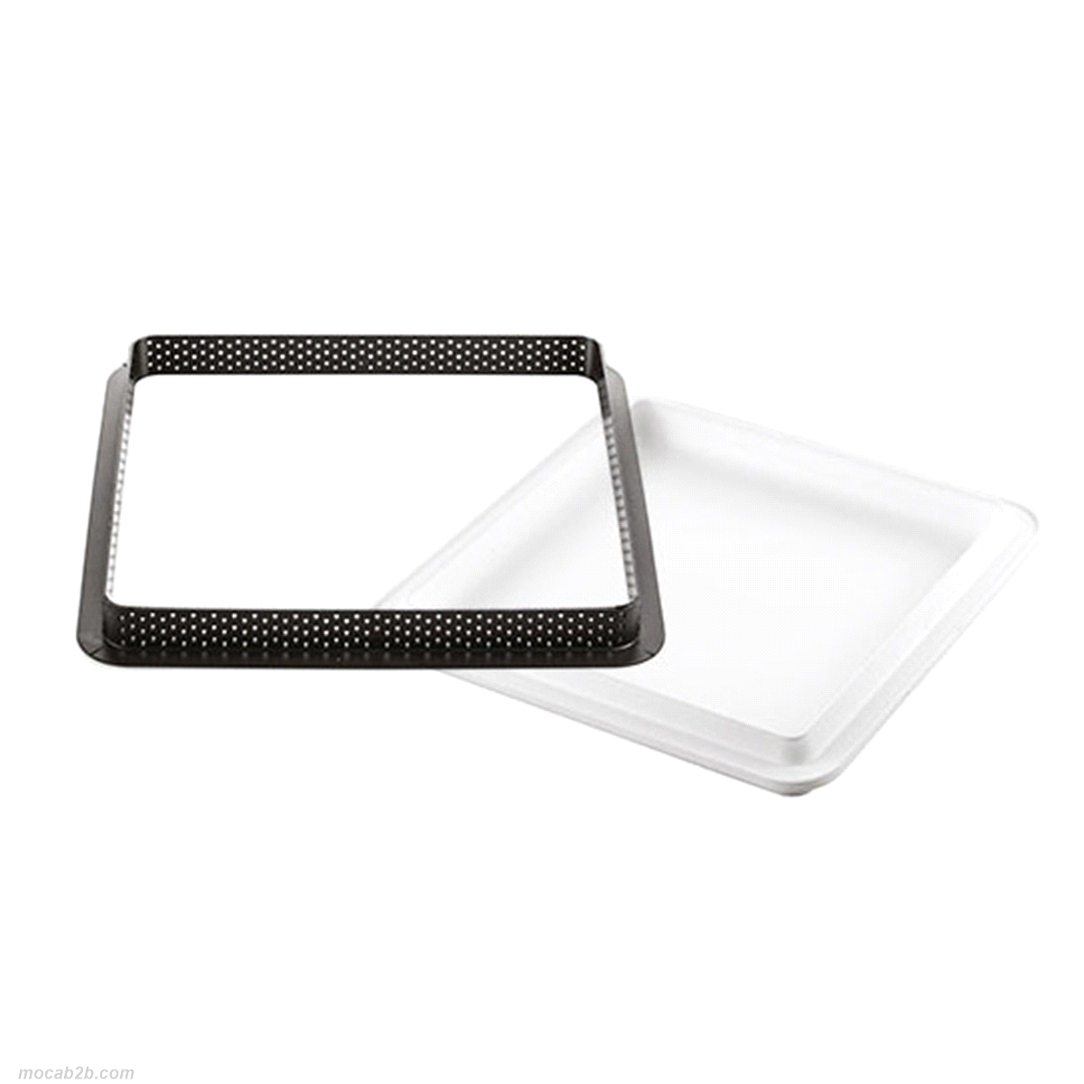 Composto da due elementi: un anello 200 x 200 h 20 mm in materiale termoplastico composito indeformabile adatto all’uso in forno per la realizzazione della base e uno stampo in silicone 170 x 170 h 20 mm per realizzare una mousse o un cremoso da adagiare sopra alla pasta frolla. 