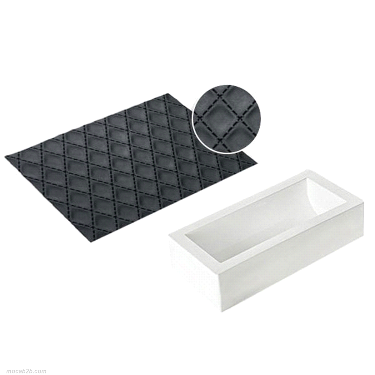 Il tappetino matelassè di dimensioni 280 x 185 h 6 mm si presenta nel colore nero e si adatta perfettamente allo stampo dalla forma tronchetto Bûche (250 x 90 h 70 mm) permettendo così, dopo aver inserito il tappetino al suo interno, di realizzare un perfetto tronchetto in preparazioni cotte o semifreddo dalla trama a rombo. 