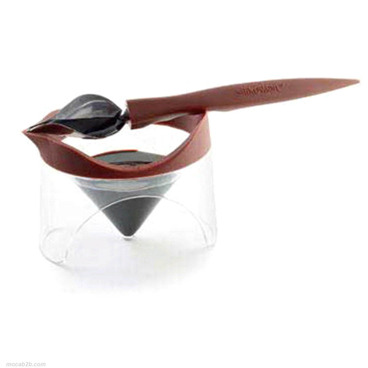 Recipiente per salse dolci e salate, creme, cioccolato, dotato di beccuccio in silicone ideato per evitare sbavature in fase di utilizzo. La sua particolare forma conica lo rende ideale ad un utilizzo coordinato con Spoon Decor, che permette di realizzare impeccabili decorazioni al piatto. 